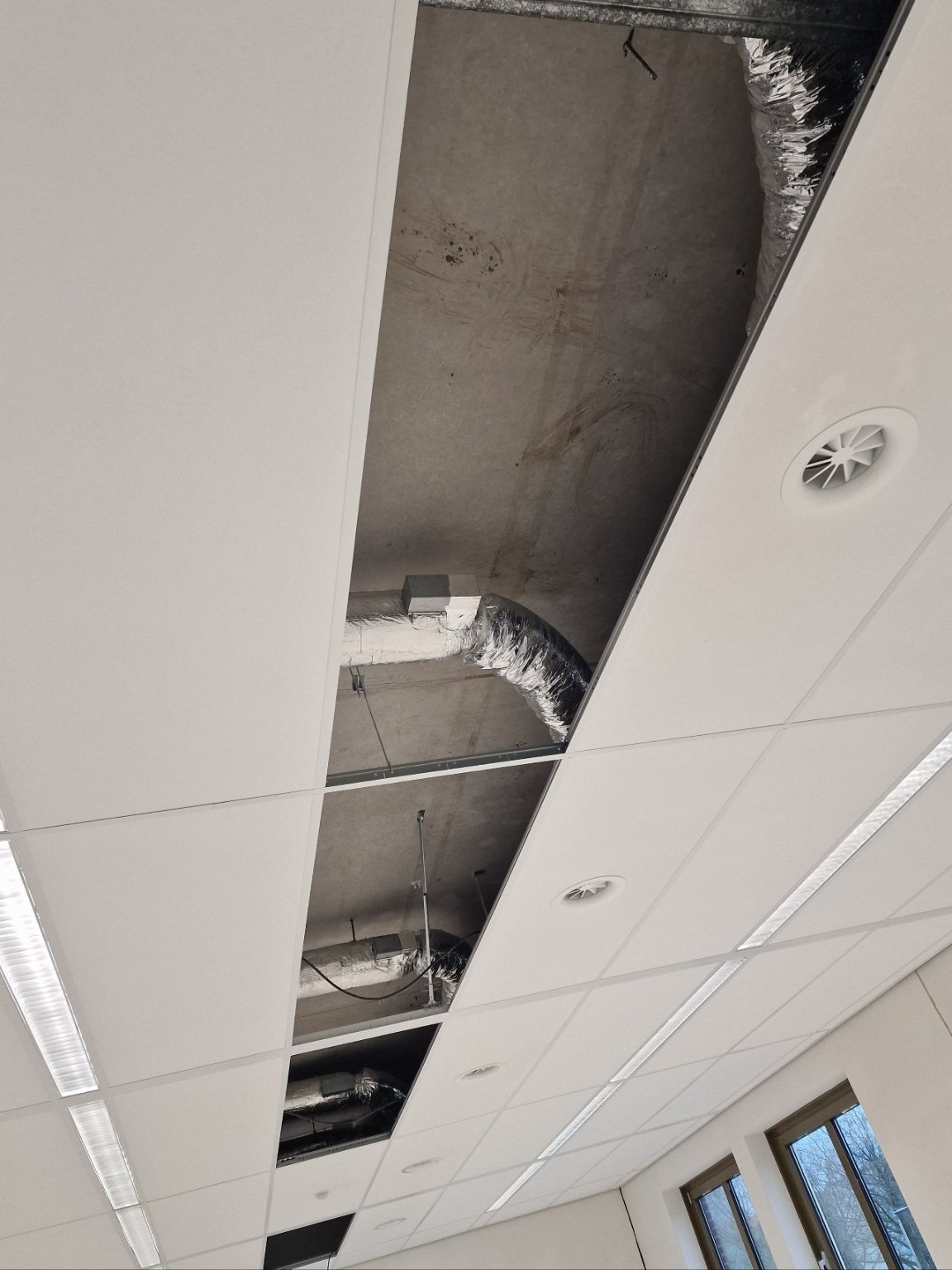 Ventilatiekanalen boven systeemplafond