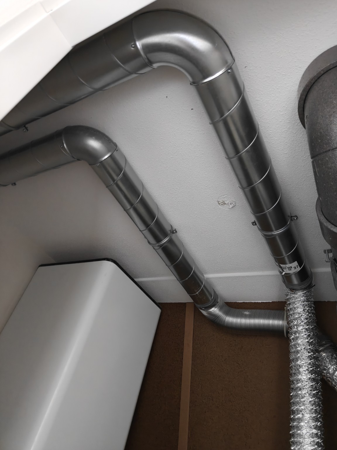 Gladde ventilatiekanalen langs plafond