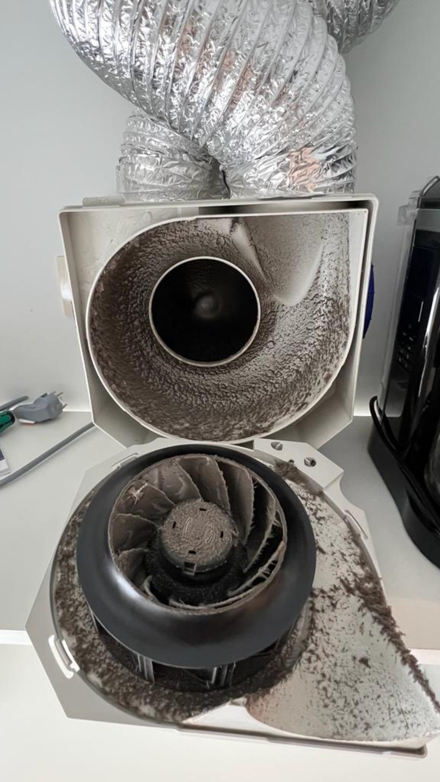 Vervuilde ventilatiebox voor onderhoud