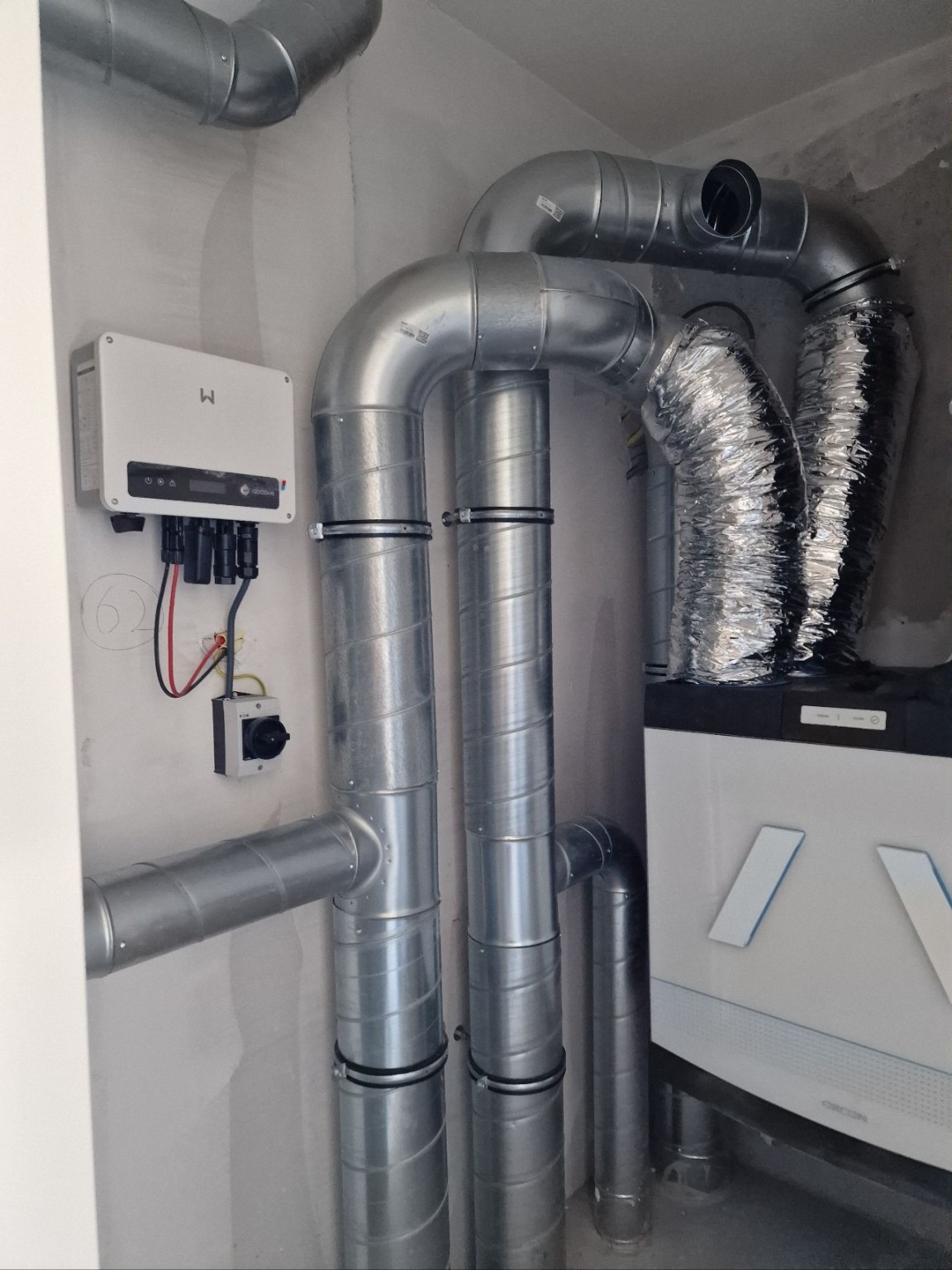 Geïnstalleerde ventilatiekanalen in technische ruimte