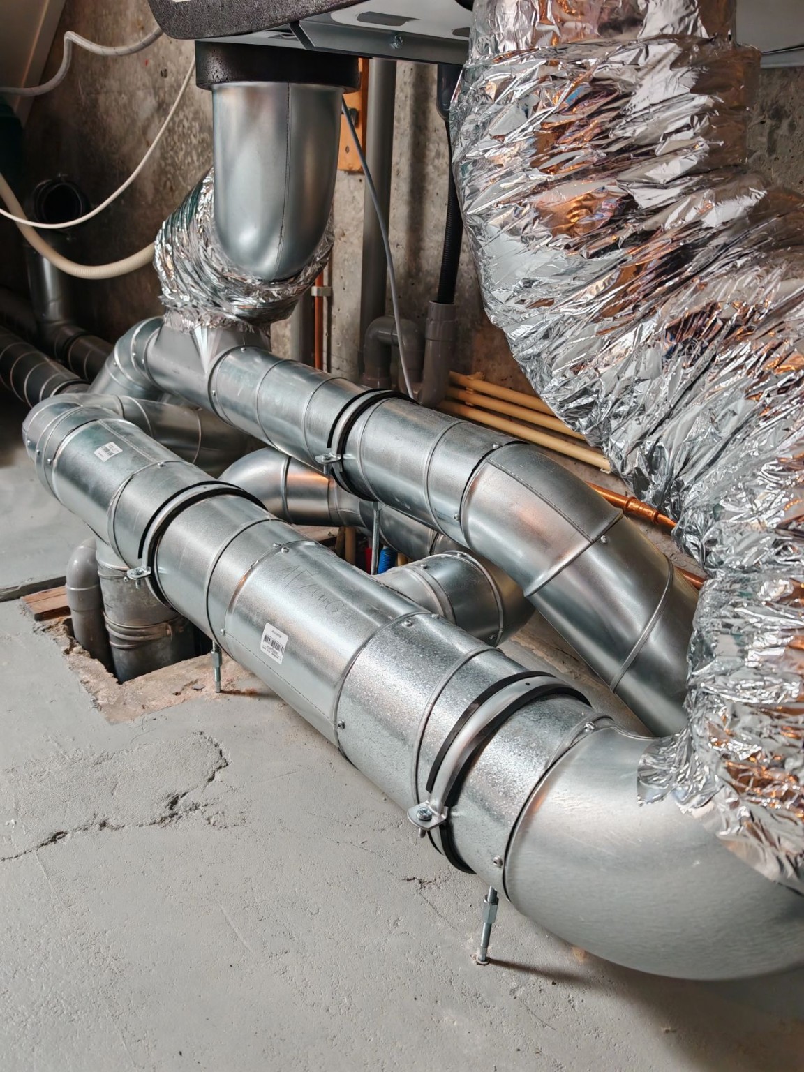 Netwerk van metalen ventilatiekanalen